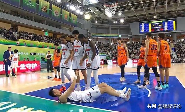 体育游戏-惨烈！王少杰鼻子被打出血被迫下场治疗引关注 杜锋脸如铁色