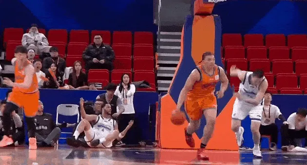 亚博体育-起飞!张镇麟快攻接球远距离起飞上演双手滑翔飞扣