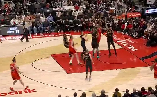 体育游戏-英格拉姆顶开防守上篮依然不中，目前已经8中1仅得2分